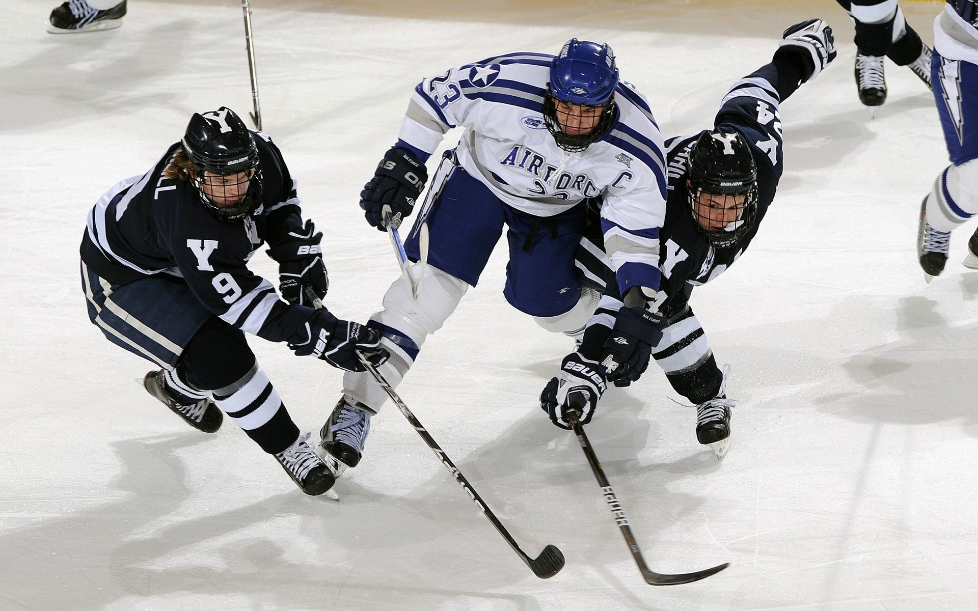 未来足球赛事场馆融合智慧照明和环境监测系统，打造绿色生态场馆